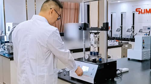 口服液体药用聚酶瓶瓶盖扭矩仪XGY-03操作现场图 口服液体药用聚酶瓶瓶盖扭矩仪XGY-03操作现场图