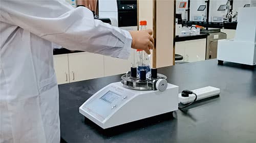 夹持试样并调整旋钮 夹持试样并调整旋钮